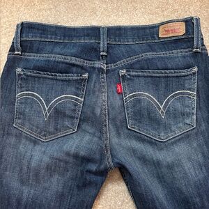 Authentic Levi’s Too Superlow bootcut jeans in a classic dark wash. Size 7 S